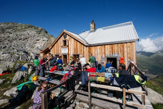 Die sonnige Terrasse nach der Bergtour - das heiß ersehnte Ziel vieler Bergsteigender! Foto: DAV/Marco Kost