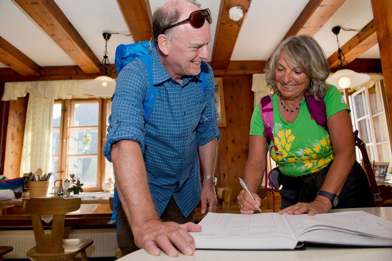 Pflichtbewusstes Eintragen ins Hüttenbuch. Foto: DAV/Thilo Brunner